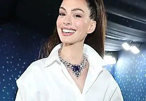 Anne Hathaway anuncia su embarazo con el conjunto veraniego perfecto