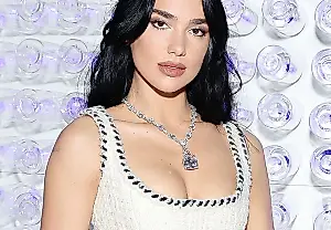 El vestido de novia de Dua Lipa: 480.000 adornos en una sola prenda