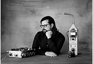 El músico Hainbach, la electrónica de laboratorio y los álbumes sin descanso