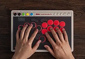 8BitDo выпустила обновленный Arcade Controller Pro со встроенным экраном для кастомизации