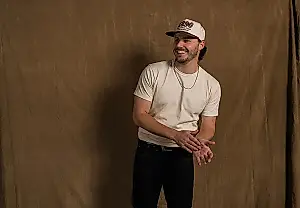 Josh Ross alcanza por primera vez el número uno de la lista country con «Hate How You Look»