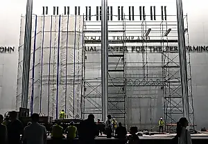 Un juez pide explicaciones por la lona en la fachada del Kennedy Center