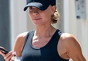 Victoria Beckham recupera por sorpresa los días de las Spice Girls y luce como Sporty Spice con unas Nike voluminosas. Instagram vuelve a llenarse de comentarios: los amantes de la moda se preguntan si es un capricho o un regreso cuidadosamente planeado a sus raíces