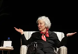 Margaret Atwood habla de estupideces e IA