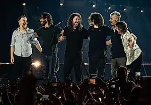 Foo Fighters con la hija y un Mentos