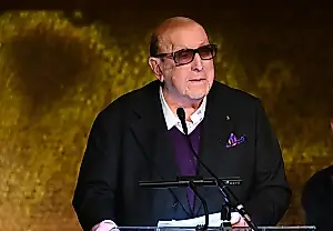 Clive Davis habla en detalle de su despido de Arista y de su carrera