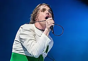 My Chemical Romance закатывают диджей-вечеринку: Герард Уэй закрыл сет абсурдным треком