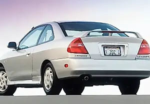 El triunfo del metal oxidado: una foto de 1998 y sus coches fantasma