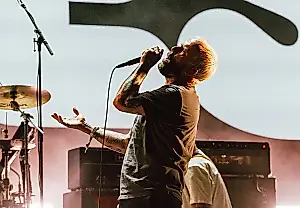 IDLES dan las gracias públicamente a Interpol en el festival de Bilbao