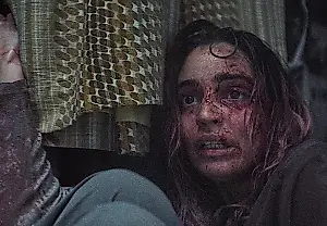 Я посмотрел нашумевший фильм "Evil Dead Burn", но ужастик слишком зацикливается на крови и совершенно забывает о сюжете, который обычно делает эту франшизу интересной. Фильм рассчитывает, что зрителя впечатлят только кровавые сцены, но классическую и