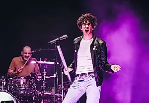 Matty Healy la lía en su despedida de soltero con un doble de sí mismo