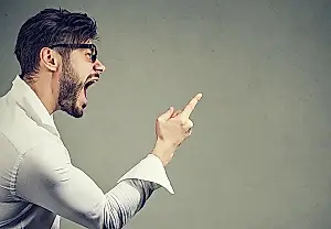 Venganza con modales: la gente se enfada menos con quien devuelve una grosería que con quien la inicia