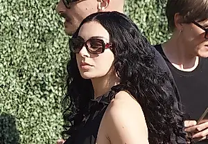 Los secretos de estilo de Charli XCX: cómo llevar un vestido negro a una boda