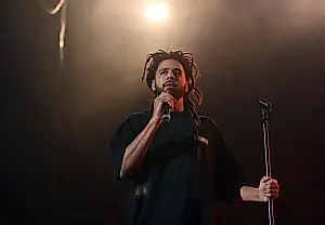 J. Cole и его «взлеты»: лифчик на сцене, свадьбы в заложниках фанатов и тур с перчинкой