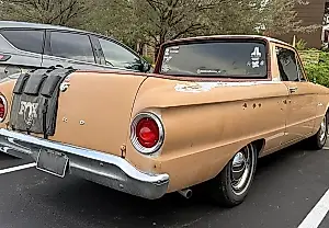 Un insólito Ford Falcon Ranchero de 1963, visto en Arizona