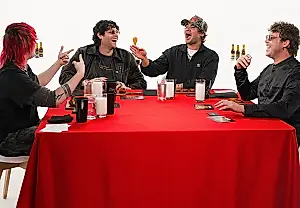 5 Seconds of Summer едят «крылья смерти», чтобы не ранжировать сольные альбомы