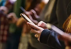 Francia prohibirá las redes sociales a los menores de 15 años