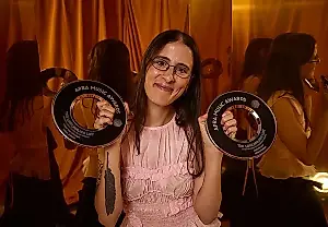 Sarah Aarons y Sheppard reciben los premios Billions Awards