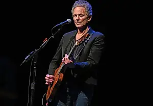 La acusada de acosar a Lindsey Buckingham comparece ante el tribunal