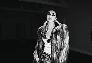 Charli XCX показала новый клип «SS26»: Париж, подиум, апокалипсис и самоирония