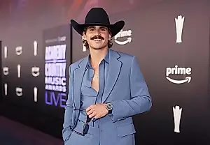 Tucker Wetmore alcanza por primera vez el número uno de Country Airplay