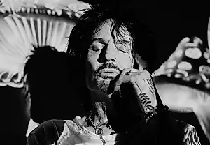 Tommy Lee recupera Tommyland con el nuevo tema «Stupid World»