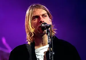Una exintegrante de Hole subasta una camiseta de Kurt Cobain
