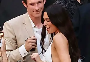 Dua Lipa превращает сумку Bottega Veneta в платье для свадебной вечеринки