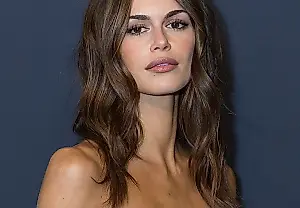 El vestido de Kaia Gerber para Alaïa: cuero, escotes y asimetría
