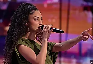 София Вергара обошла Хауи Мандела, первой нажав Золотую кнопку на шоу AGT
