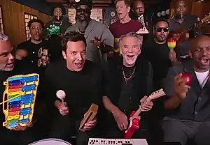 Kenny Loggins, Kevin Bacon y John Lithgow interpretan «Footloose» con instrumentos infantiles en el programa de Jimmy Fallon