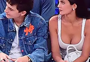 El doble denim de Kylie Jenner y Timothée Chalamet llevó a los New York Knicks al quinto partido