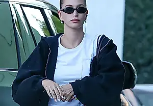 Hailey Bieber recupera la estética Y2K