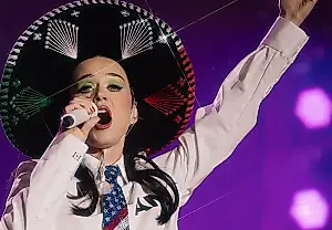 Katy Perry reunió a 310.000 mexicanos en un concierto gratuito y convirtió el escenario en un móvil gigante, un girasol y una botella
