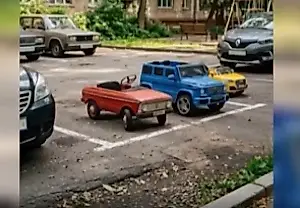 Un coche infantil ocupa una plaza de aparcamiento y su dueño se expone a una multa