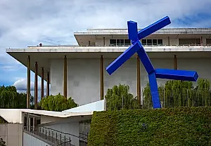 Синяя скульптура исчезает