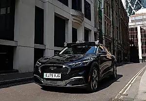 Uber lanza robotaxis en Londres, pero todavía hay una persona a bordo