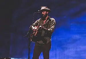 Ray LaMontagne se desplomó en el escenario en Nashville, pero ya se recupera