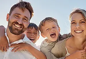 El autoritarismo crece en casa; la dominación, fuera de la familia