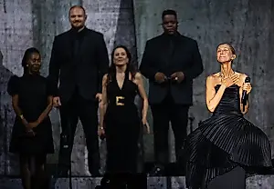 Céline Dion vuelve a los escenarios en París y hace llorar a todo el público