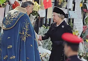 Королева против толпы