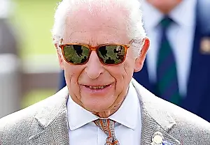 El rey Carlos, guardián de la moda: mantiene el estilo contra viento y marea