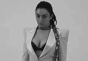 La película de Charli XCX: música, moda y cigarrillos