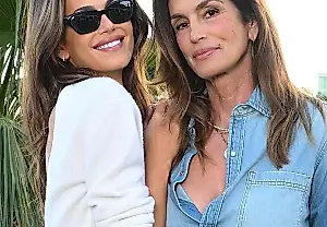 Kaia Gerber и Cindy Crawford: разные стили, общий фаворит в аксессуарах