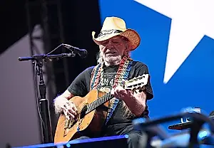 Willie Nelson contra los centros de datos: ¡guerra por el agua y el cielo!