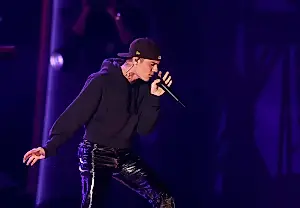Las raras zapatillas de Bieber y el atrezo de BTS se subastan por una causa infantil: fútbol, espectáculo y solidaridad