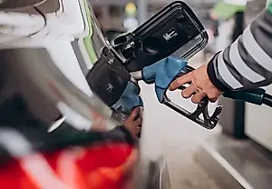 Por qué no hay que seguir echando gasolina después del «clic»