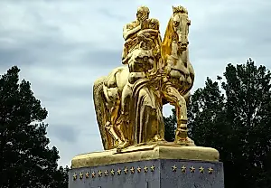 Los caballos dorados de Trump: escándalo en el puente junto a Lincoln