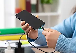 Может ли использование телефона во время зарядки повредить аккумулятор?