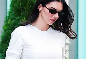 «Ni bailarinas ni zapatos de punta: el calzado de The Row de Kendall Jenner se convierte en un híbrido inesperado»